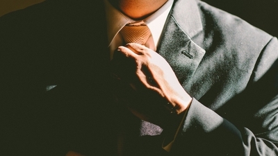 Middle tie necktie adjust adjusting man business