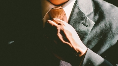 Middle tie necktie adjust adjusting man business